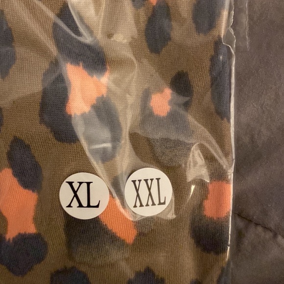 Plus size (size 1X/2X) pink leopard asymmetrical top - Picture 5 of 6